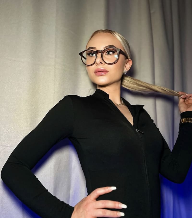 Babe in strakke zwarte outfit