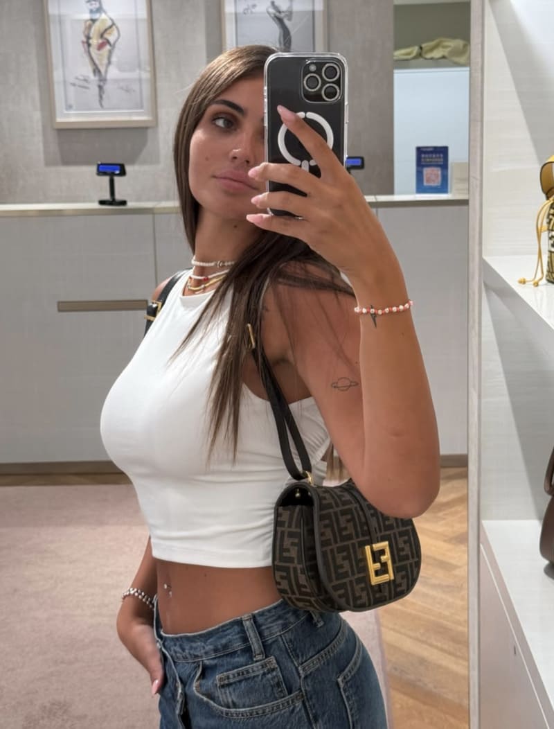 Fitte brunette in wit topje