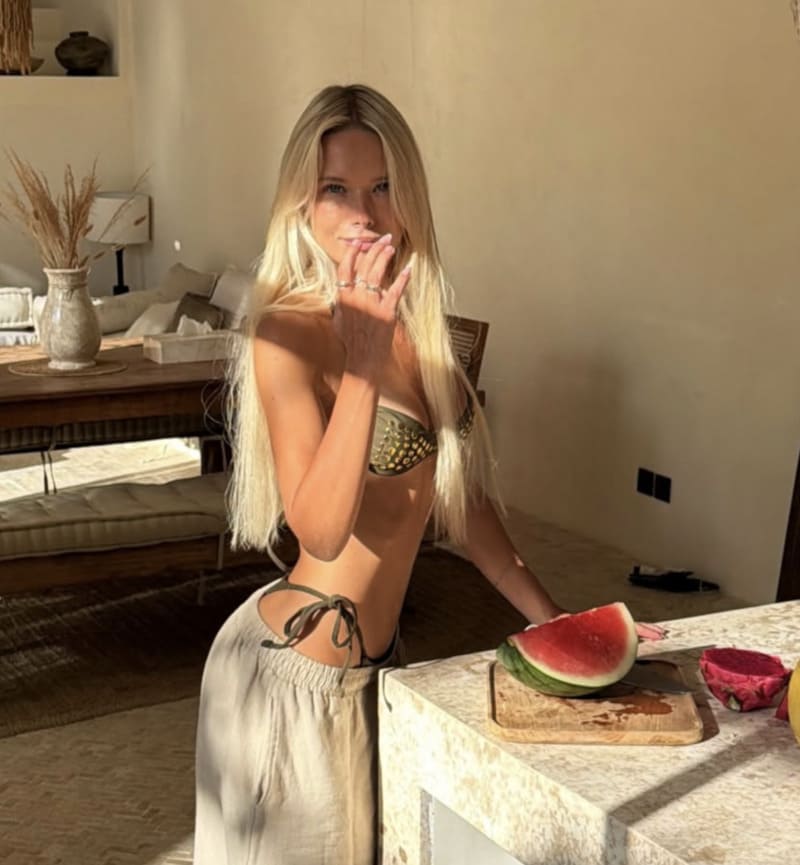 Claudia in sexy outfit
