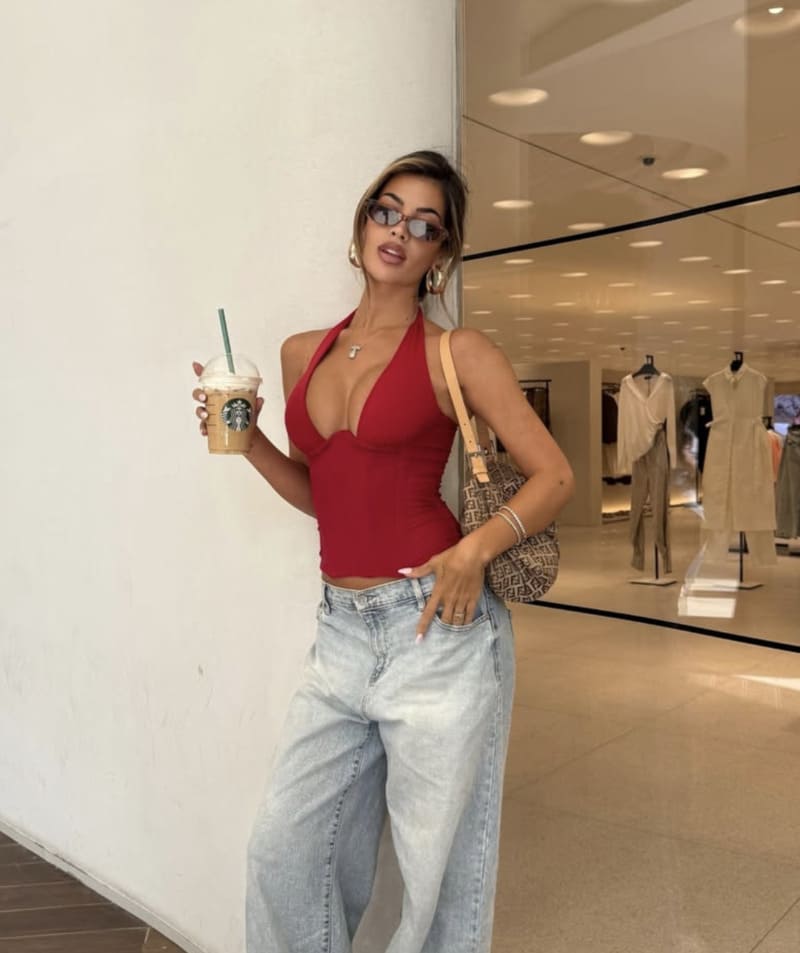 Teresa in sexy outfit in winkel