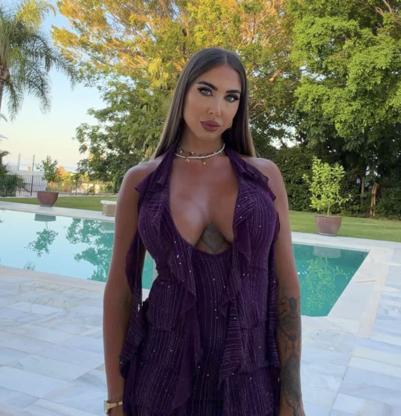 Vanessa in strakke jurk