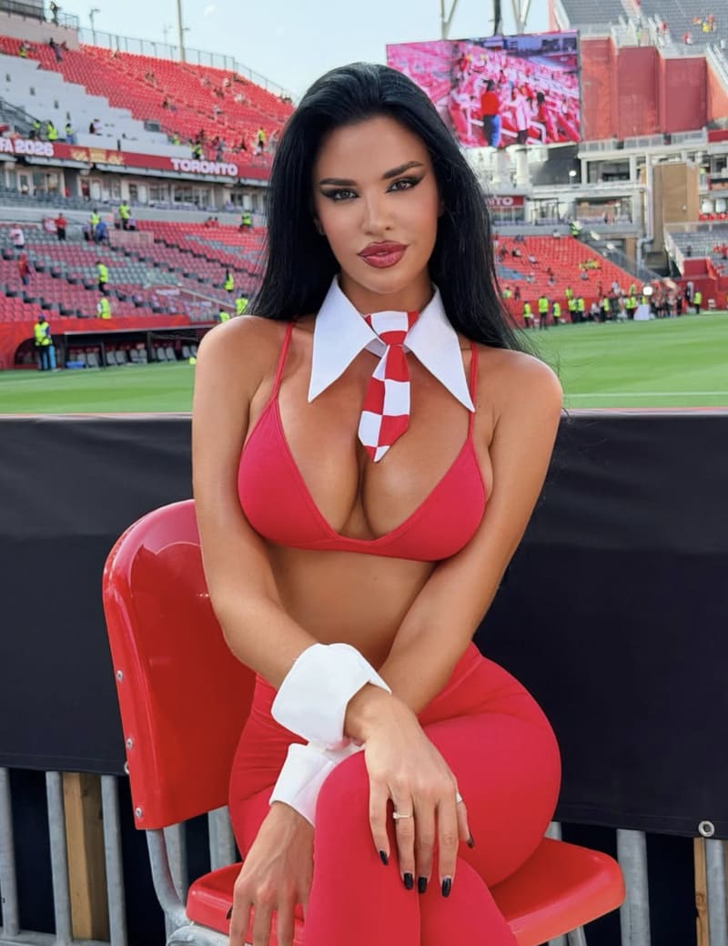 Knolldoll in sexy rode outfit met wit