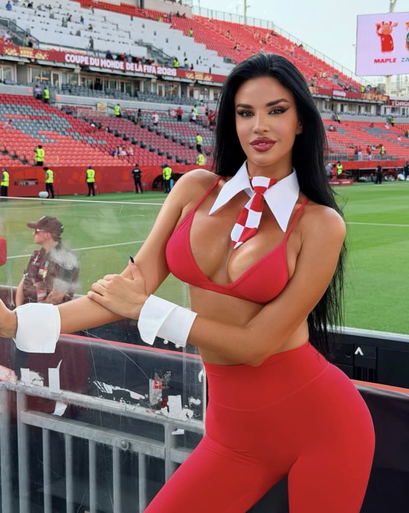 Knolldoll in sexy rode outfit