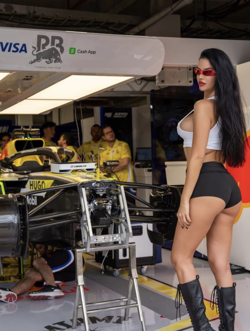 Knolldoll in sexy outfit met dikke billen
