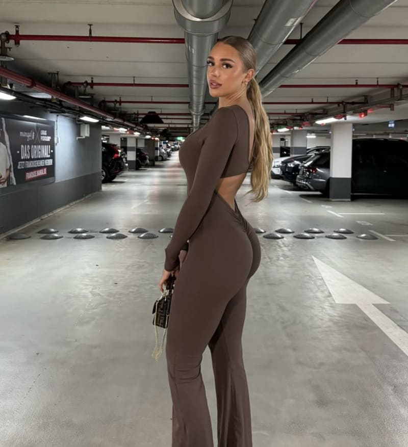 Katharina in strakke bruine outfit