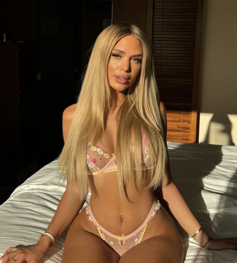 Lekker ding met doorzichtige lingerie