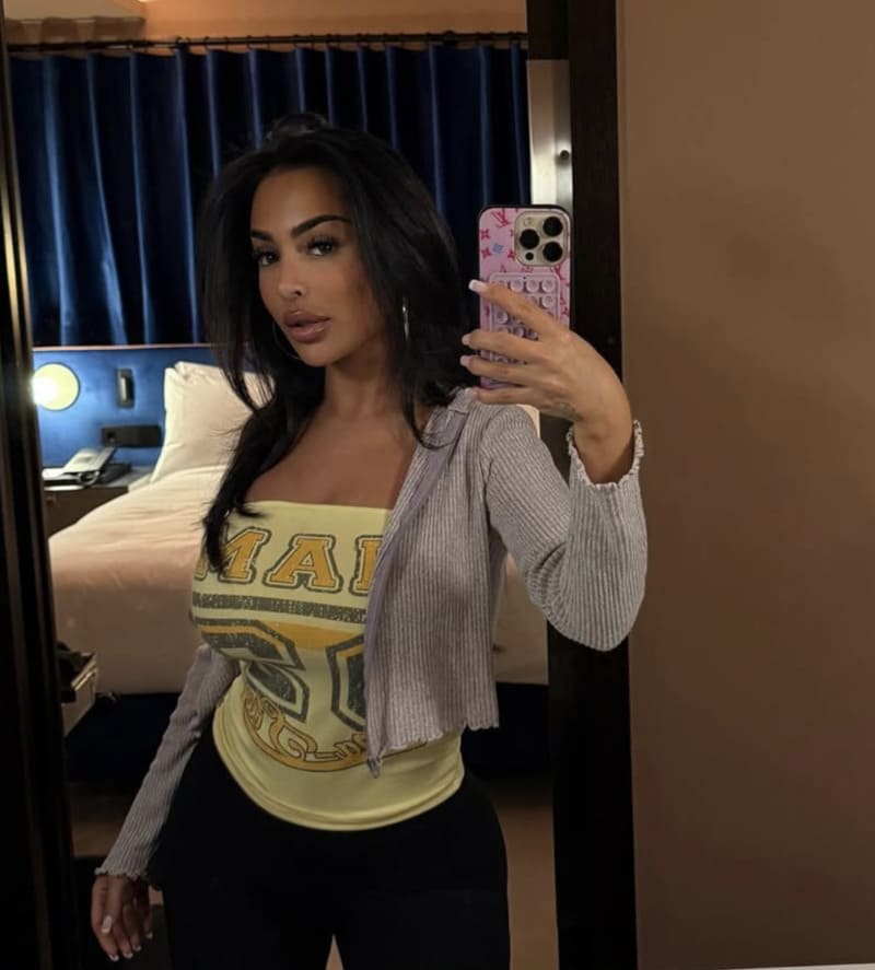 Mary in sexy strak outfitje