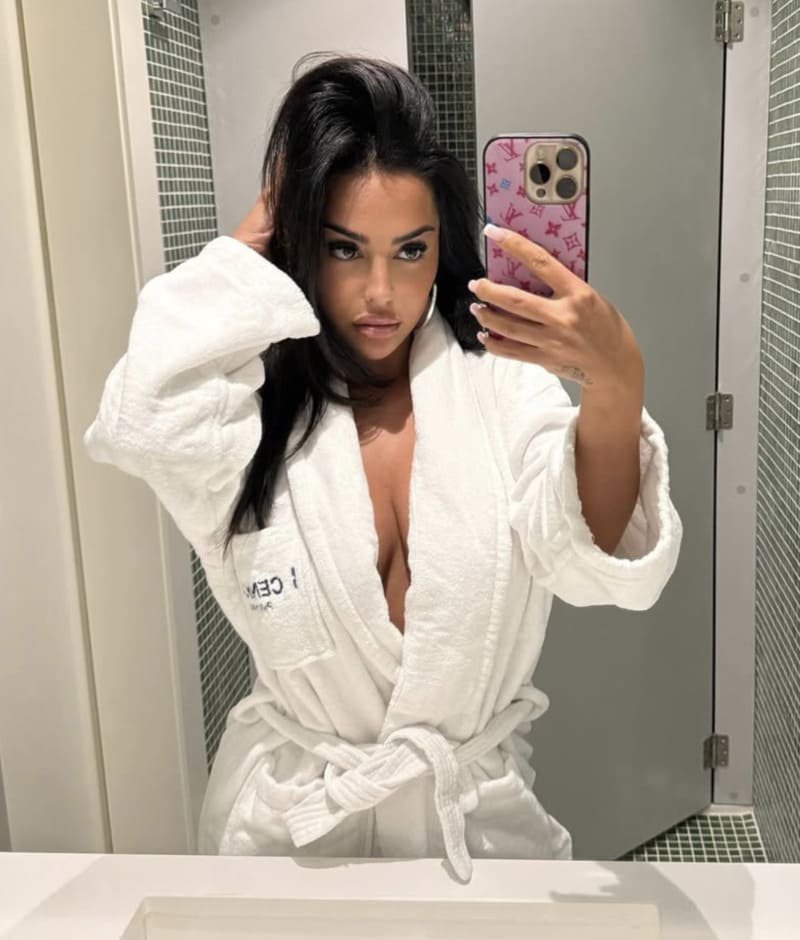 Sexy model in witte badjas