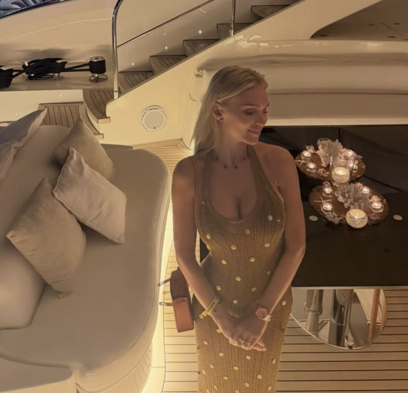 Alexis in strakke beige jurk