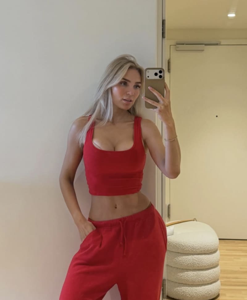 Lekker ding in rode outfit 