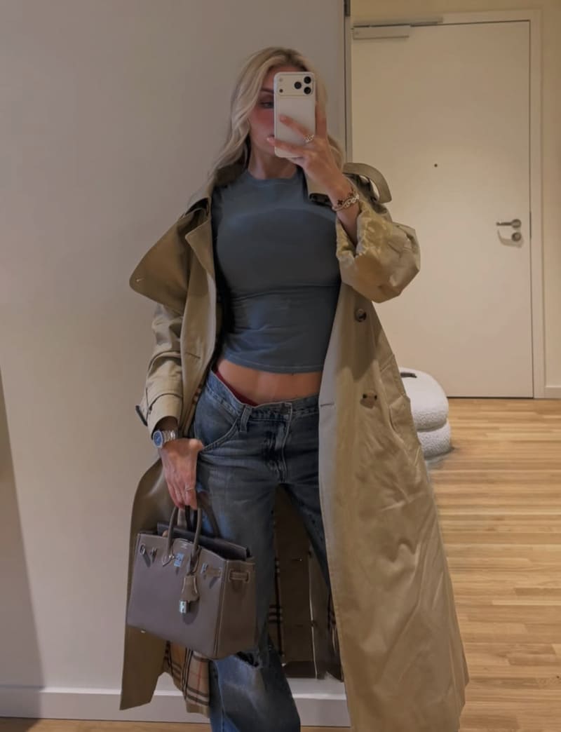 Babe in grijs topje met dikke tieten