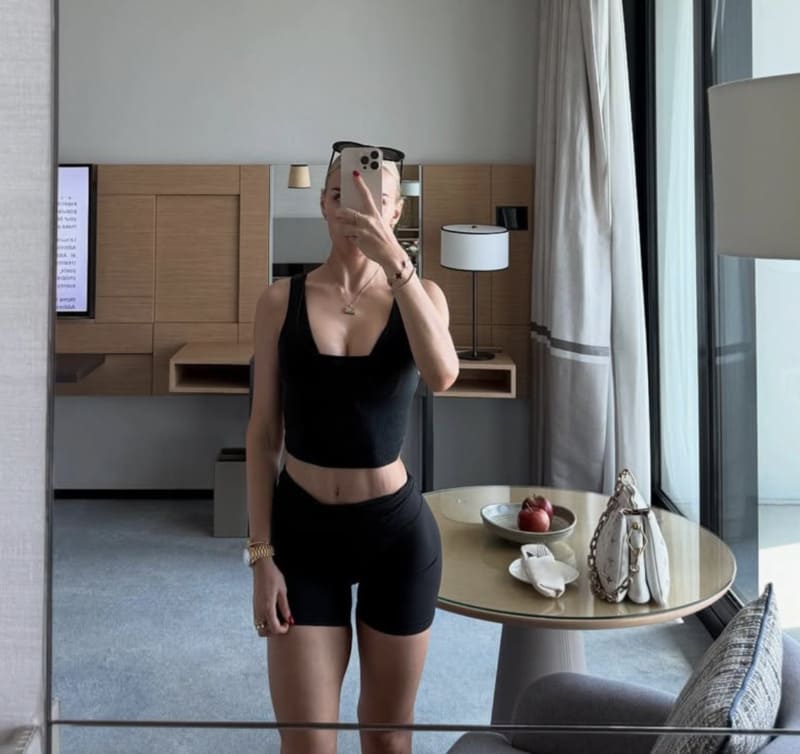 Sexy blondine met thigh gap