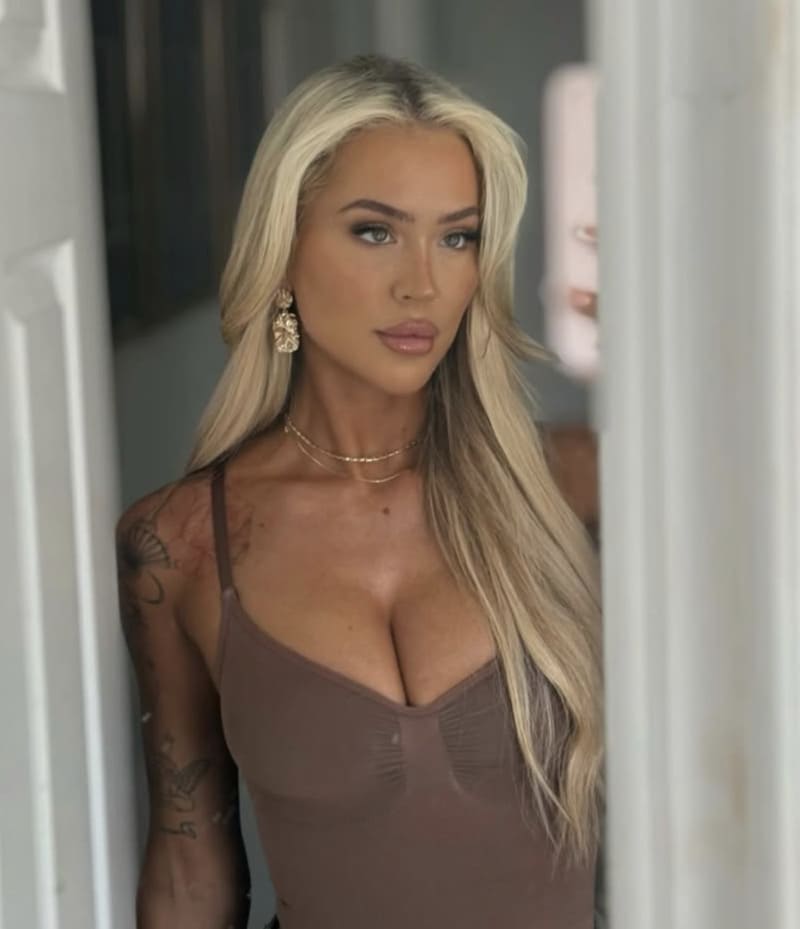 Sexy model in bruin topje