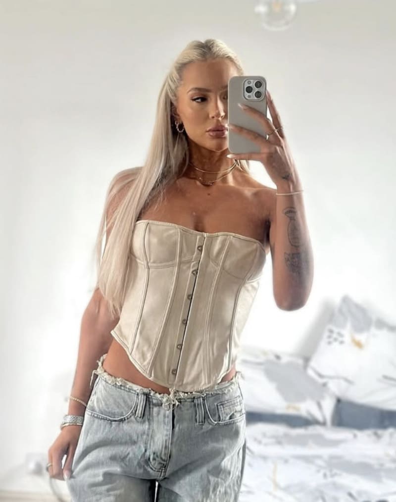 Roisin in sexy wit topje