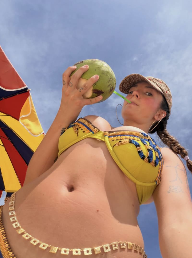 Aisha in sexy bikini met dikke tieten