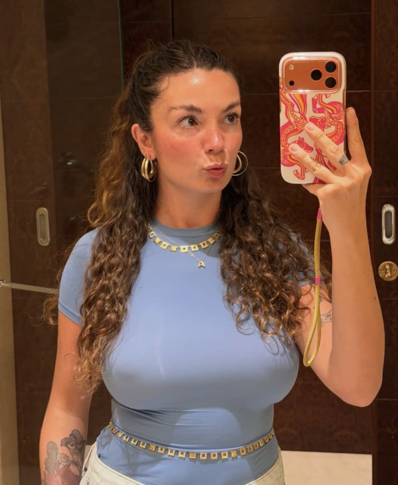 Aisha toont tepels in strak topje