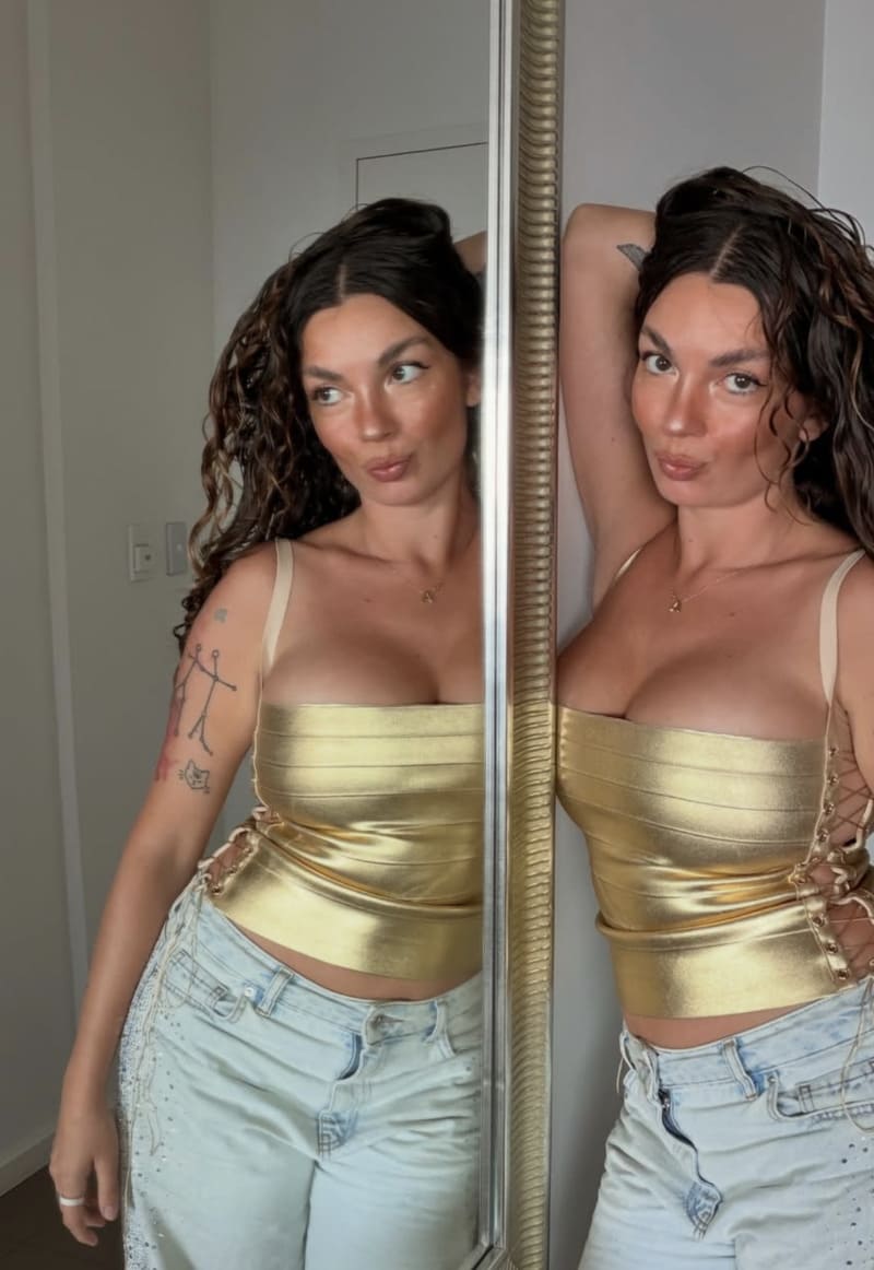 Babe in strak topje