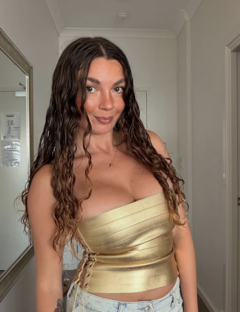 Aisha in sexy topje