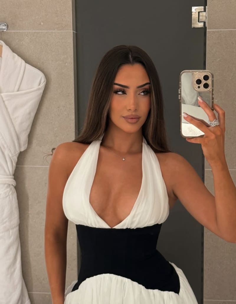 Babe met dikke tieten in strakke outfit