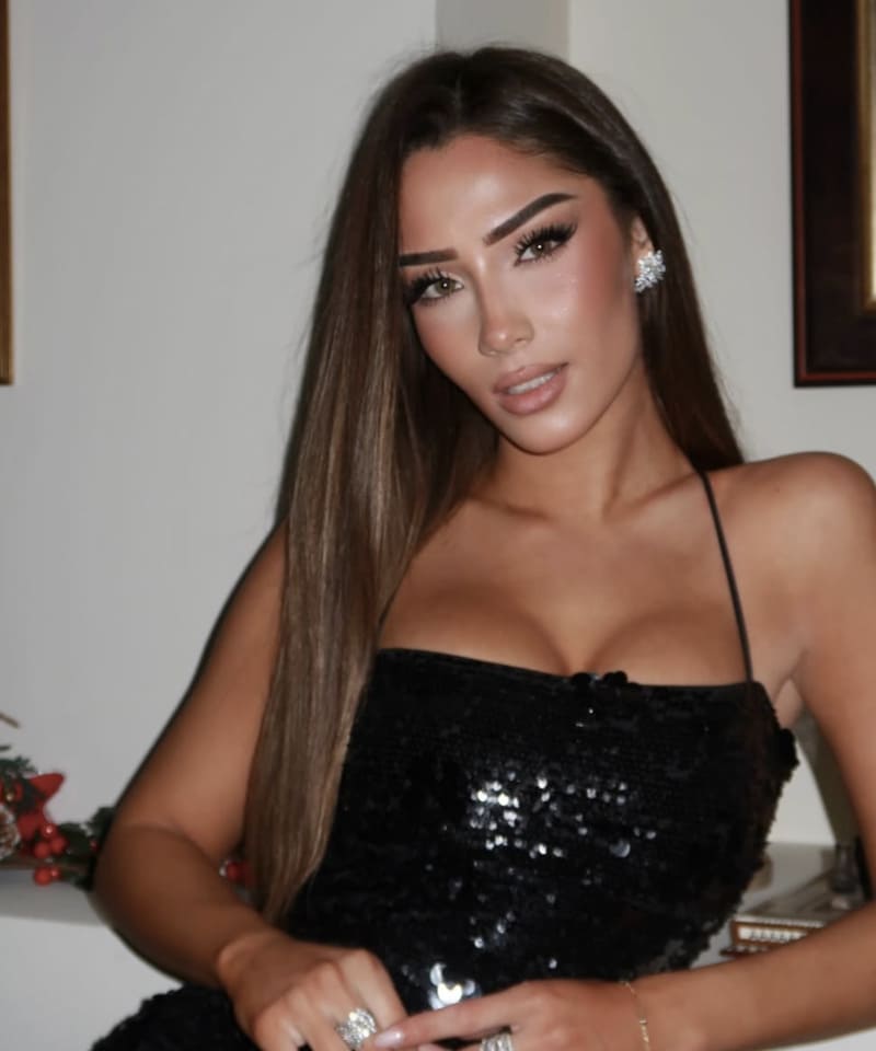 Sexy model in zwart jurkje