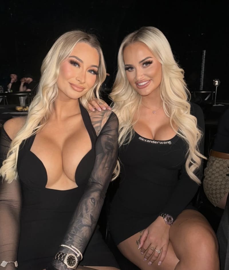 Sexy blondines in zwarte jurkjes