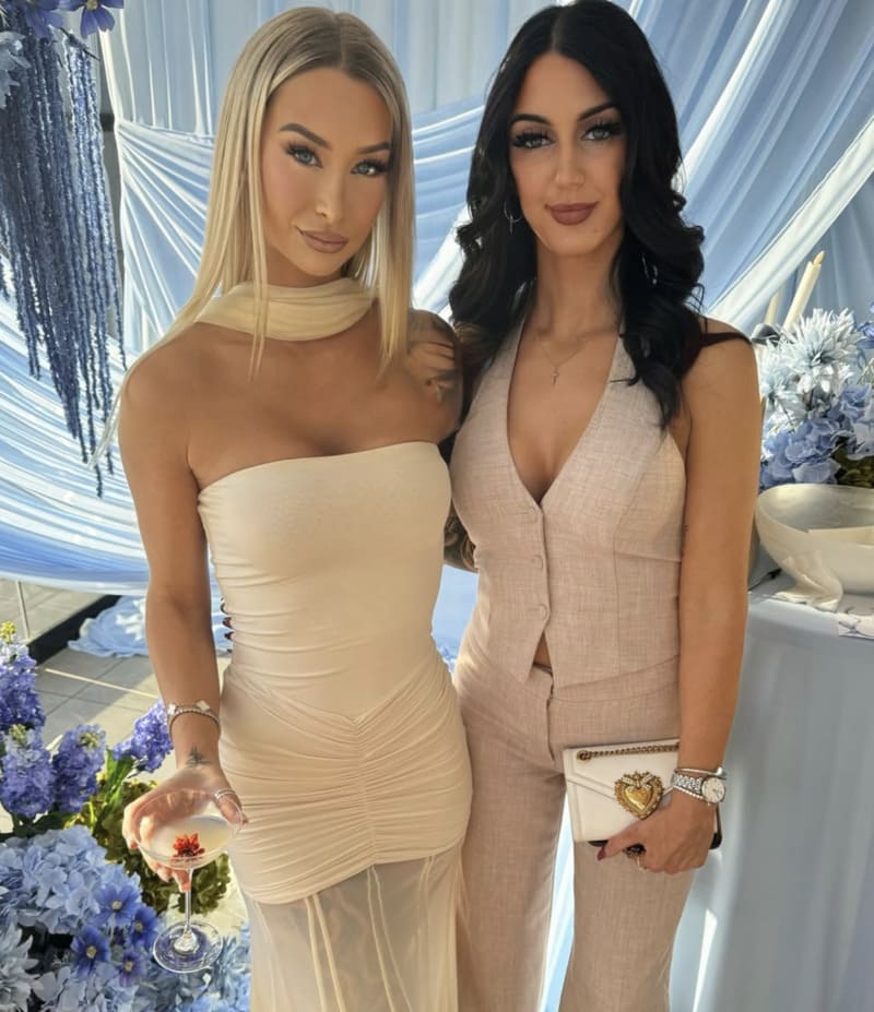 Keely met sexy blondine