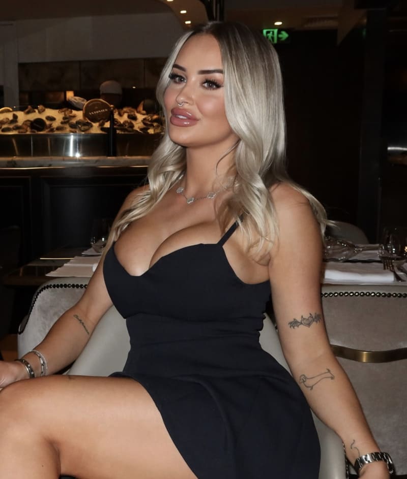 Babe in strakke zwarte jurk