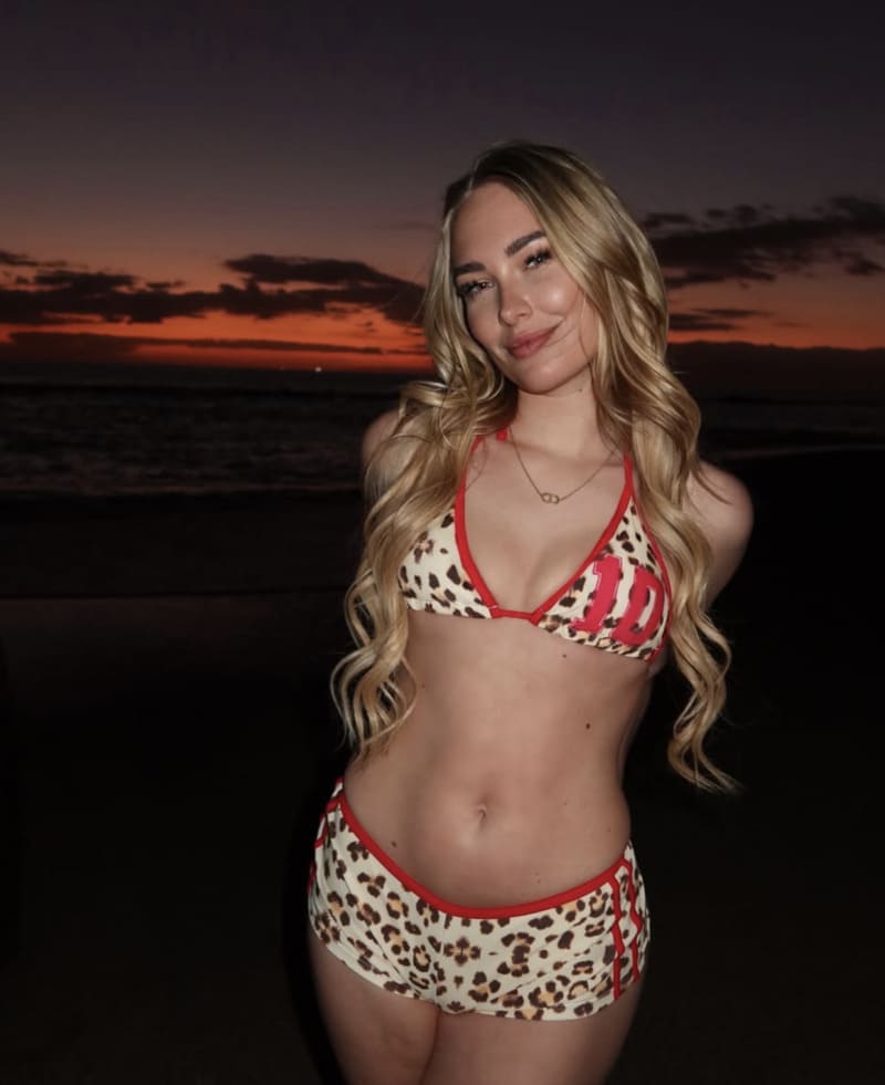 Sexy blondine met rood outfitje