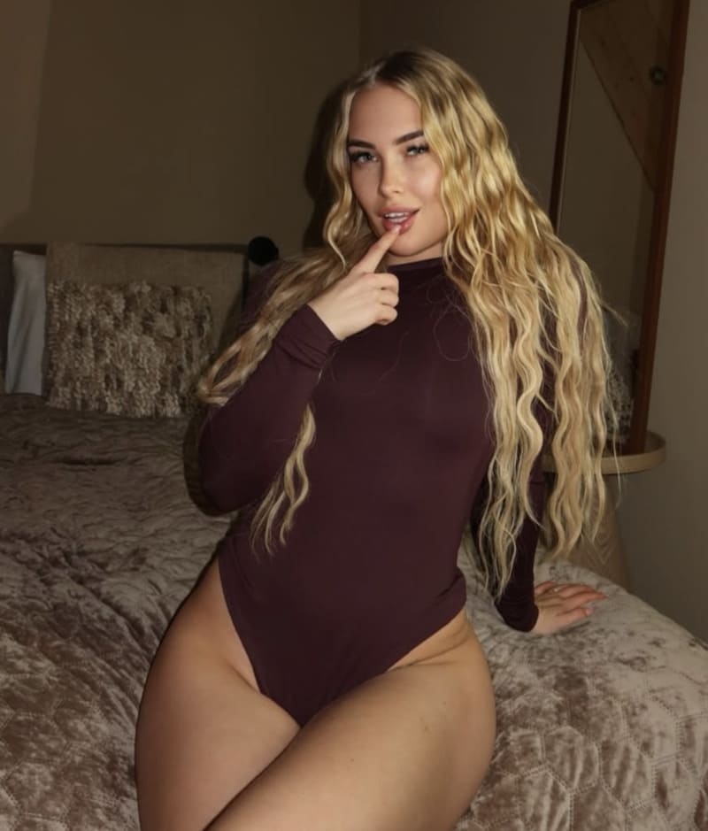Sexy model in rode outfit