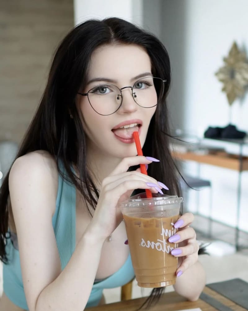 Ellie in sexy outfitje