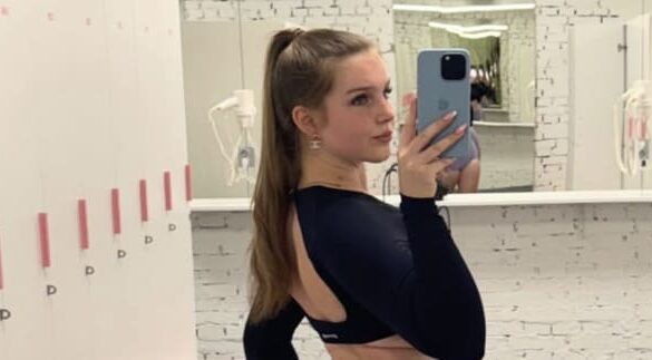Zoe in mini outfitje