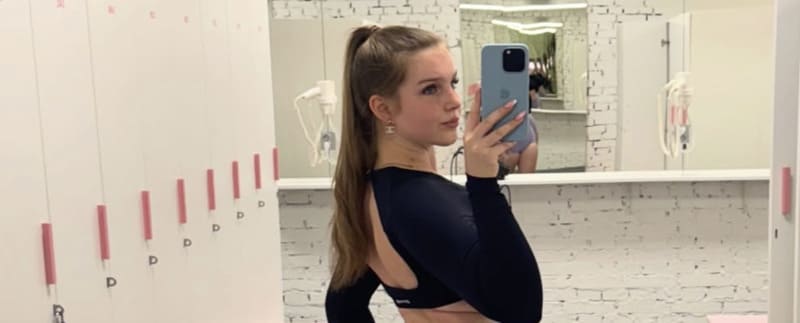 Zoe in mini outfitje