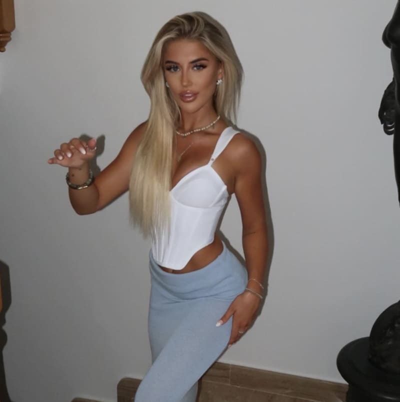 Babe in wit topje 
