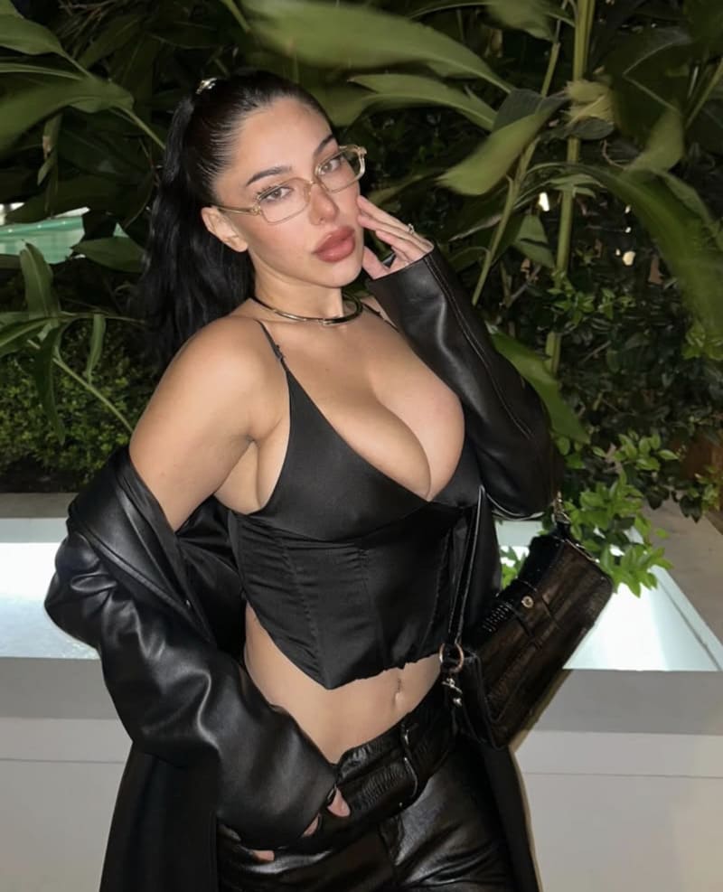 Mili in sexy outfit met dikke tieten