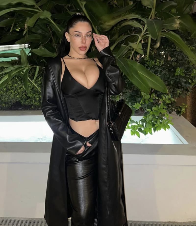 Mili in sexy zwart topje