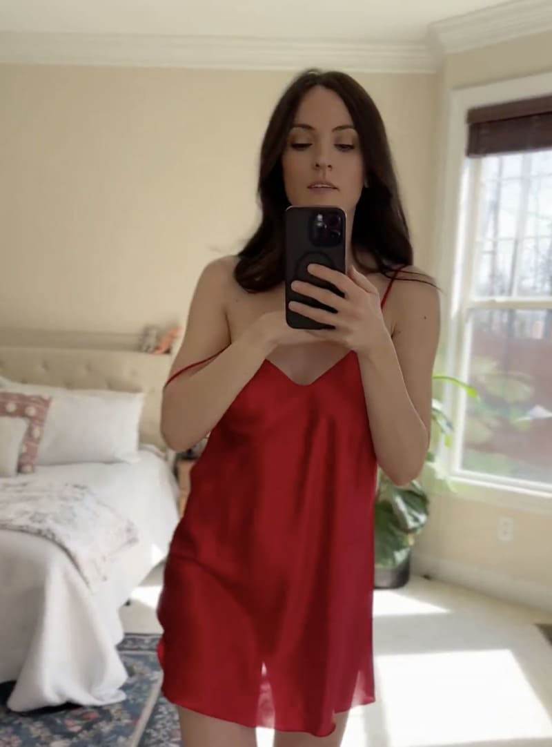 Auna in rode jurk