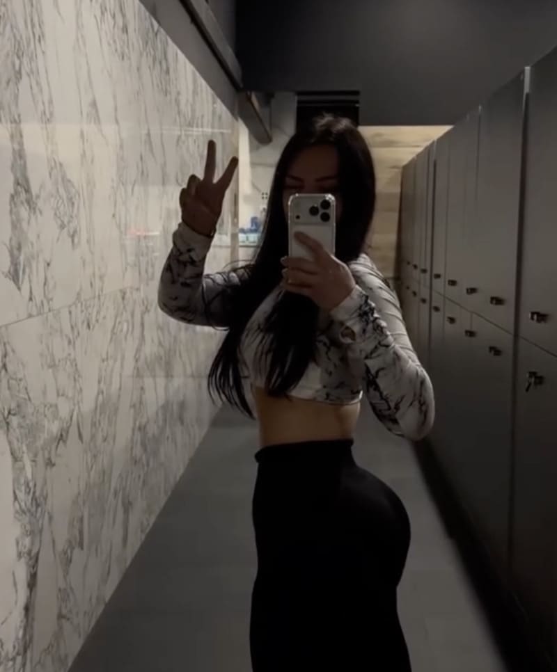 Miriam in sexy grijze topje