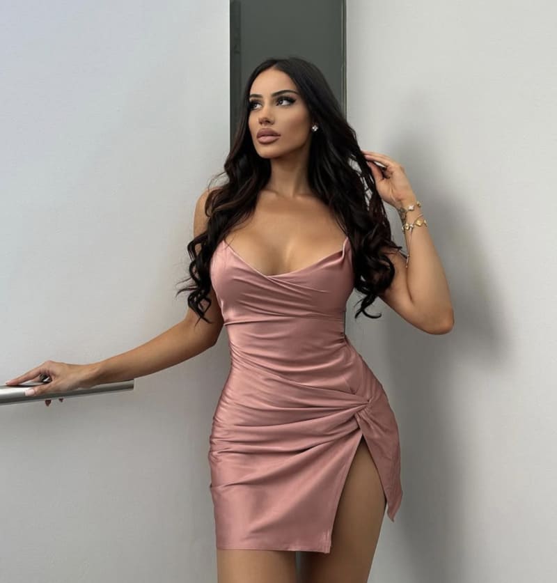 Sexy vrouw in roze outfit