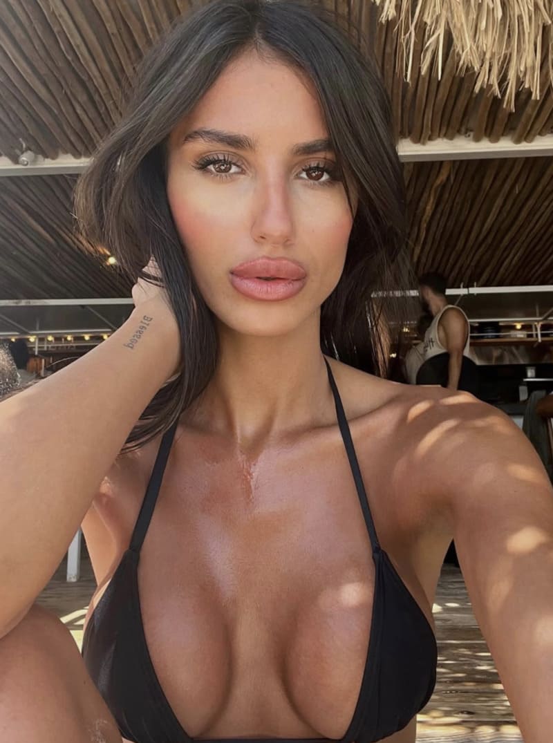Babe met ronde tieten in mini bikini