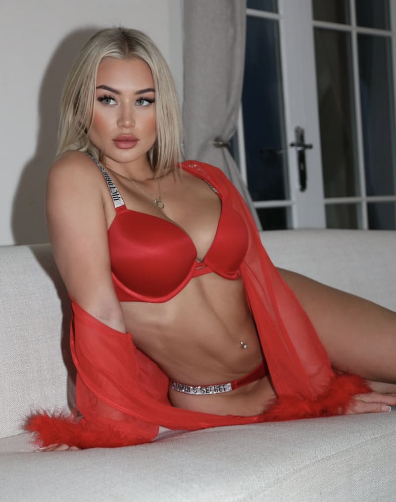 Kylie in rode lingerie op bed