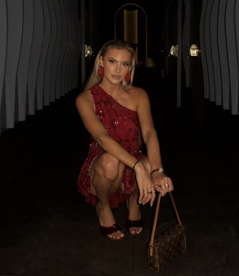 Sexy model in rode jurk