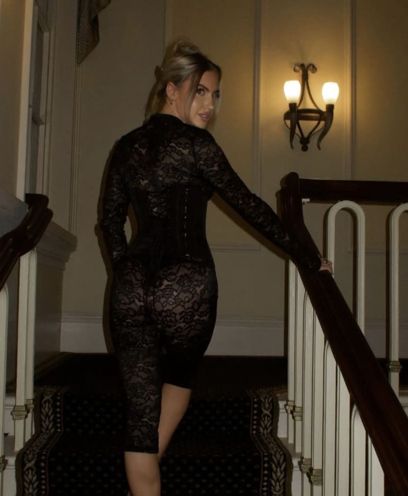 Mollie toont dikke billen in zwarte outfit