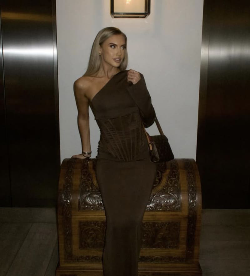 Sexy model in jurk