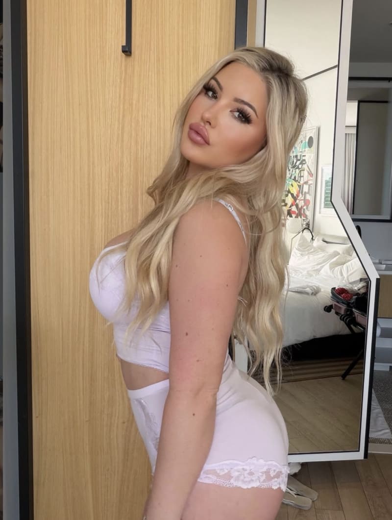 Babe in witte outfit