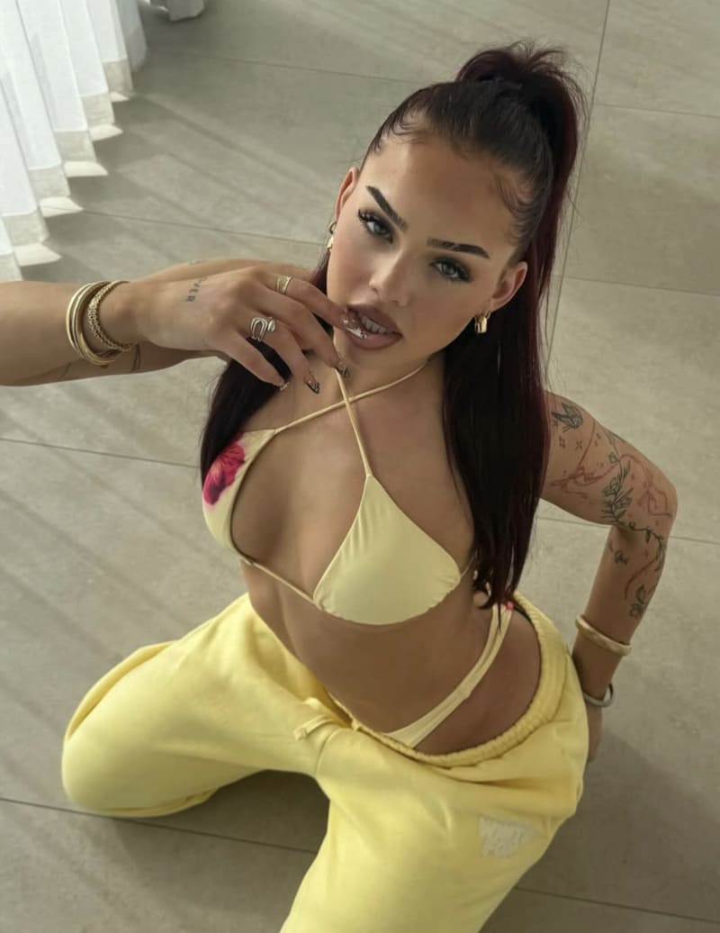 Madison in sexy pose in gele broek
