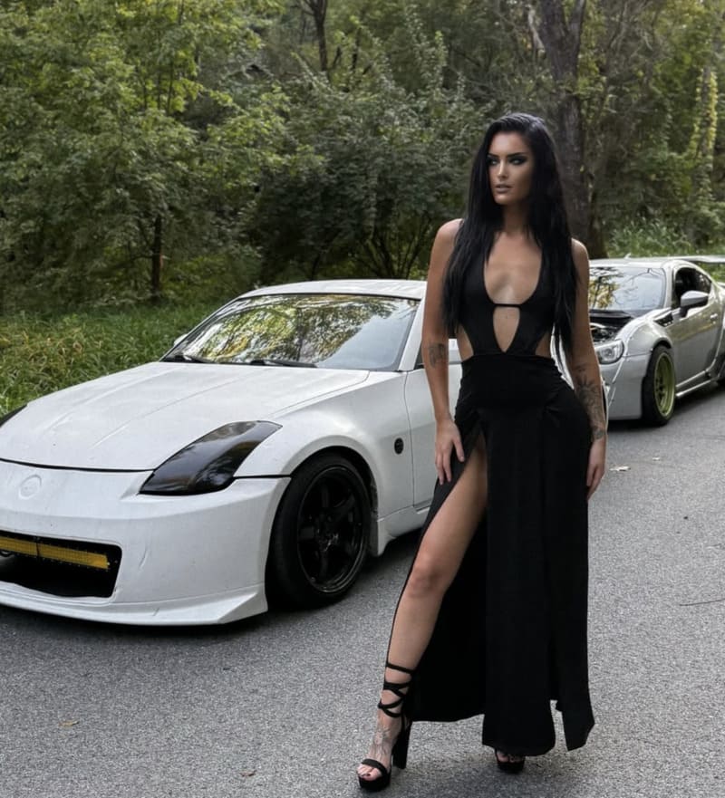 Sexy model met dikke tieten in lange jurk