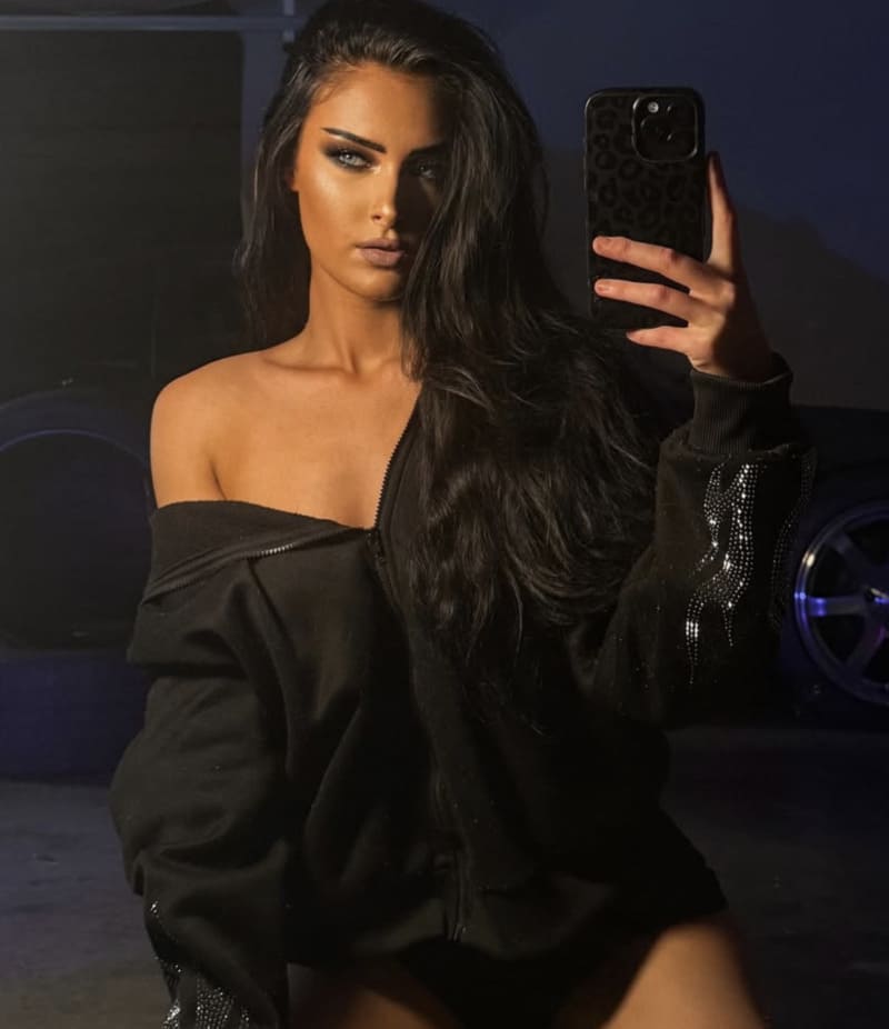 Abby neemt selfie in lingerie