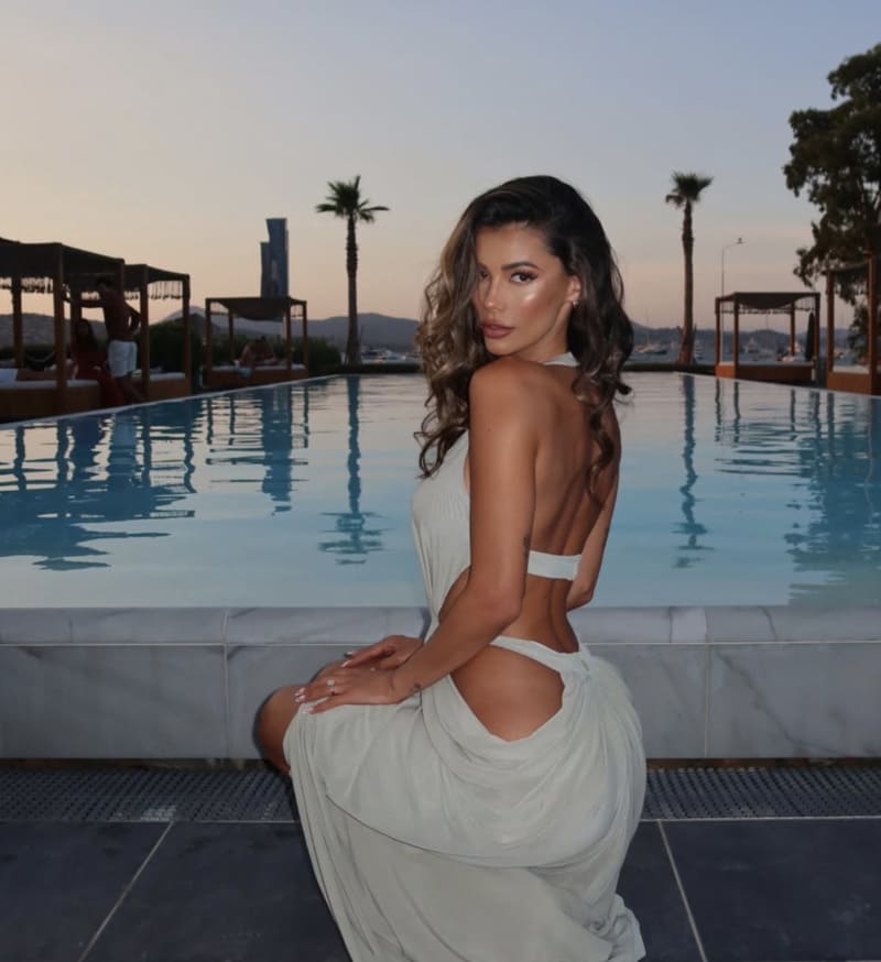 Tiffany in witte outfit naast zwembad
