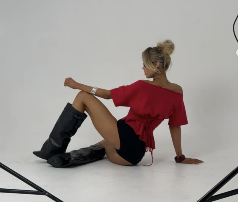 Saskia in rood topje