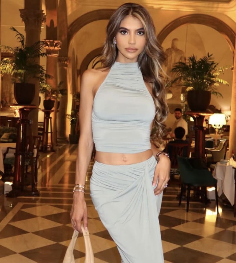 Itzel in sexy grijs topje